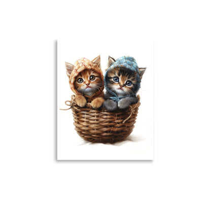 Deux chatons dans un panier en osier Affiche